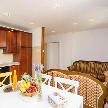 City Break - Two Bedroom With Balcony And Garden View A4 *