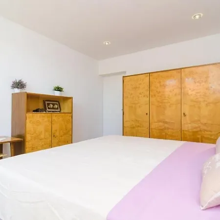 Apartmán City Break - Two Bedroom With Balcony And Garden View A4
